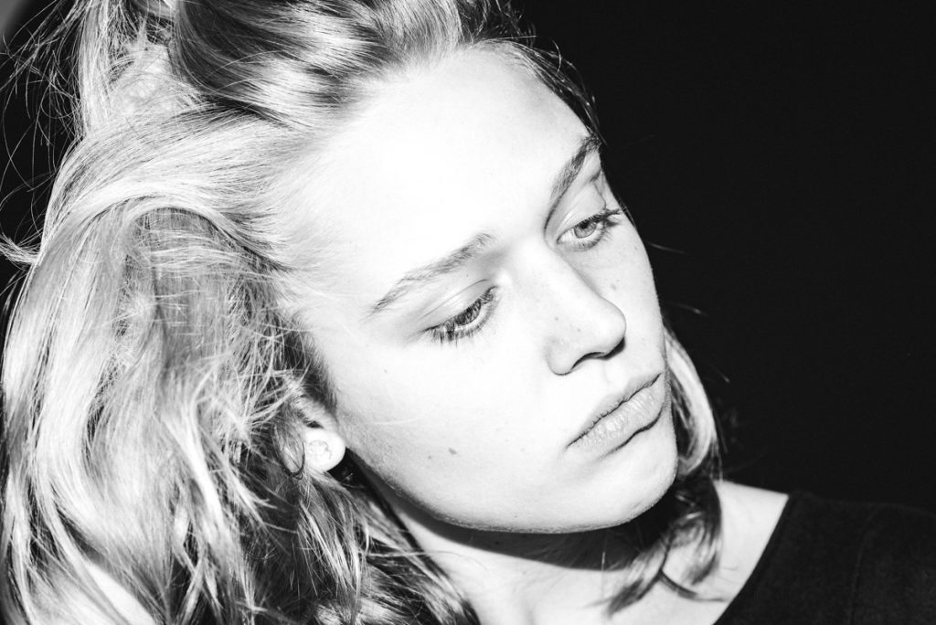 portrait-woman-cpbild-foto-christoph pluennecke-2020-fatou rogalski-3